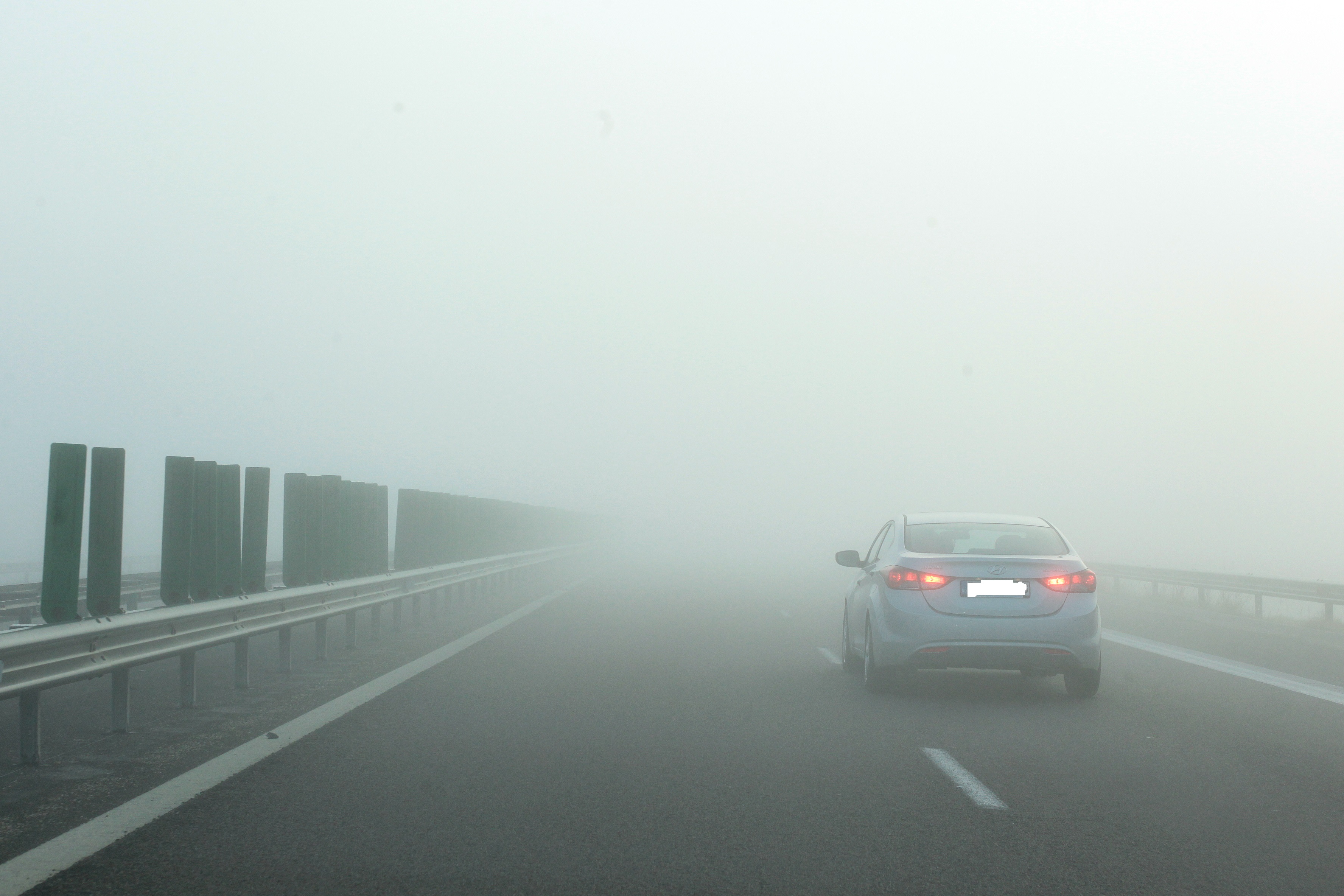 Сильный туман на дороге